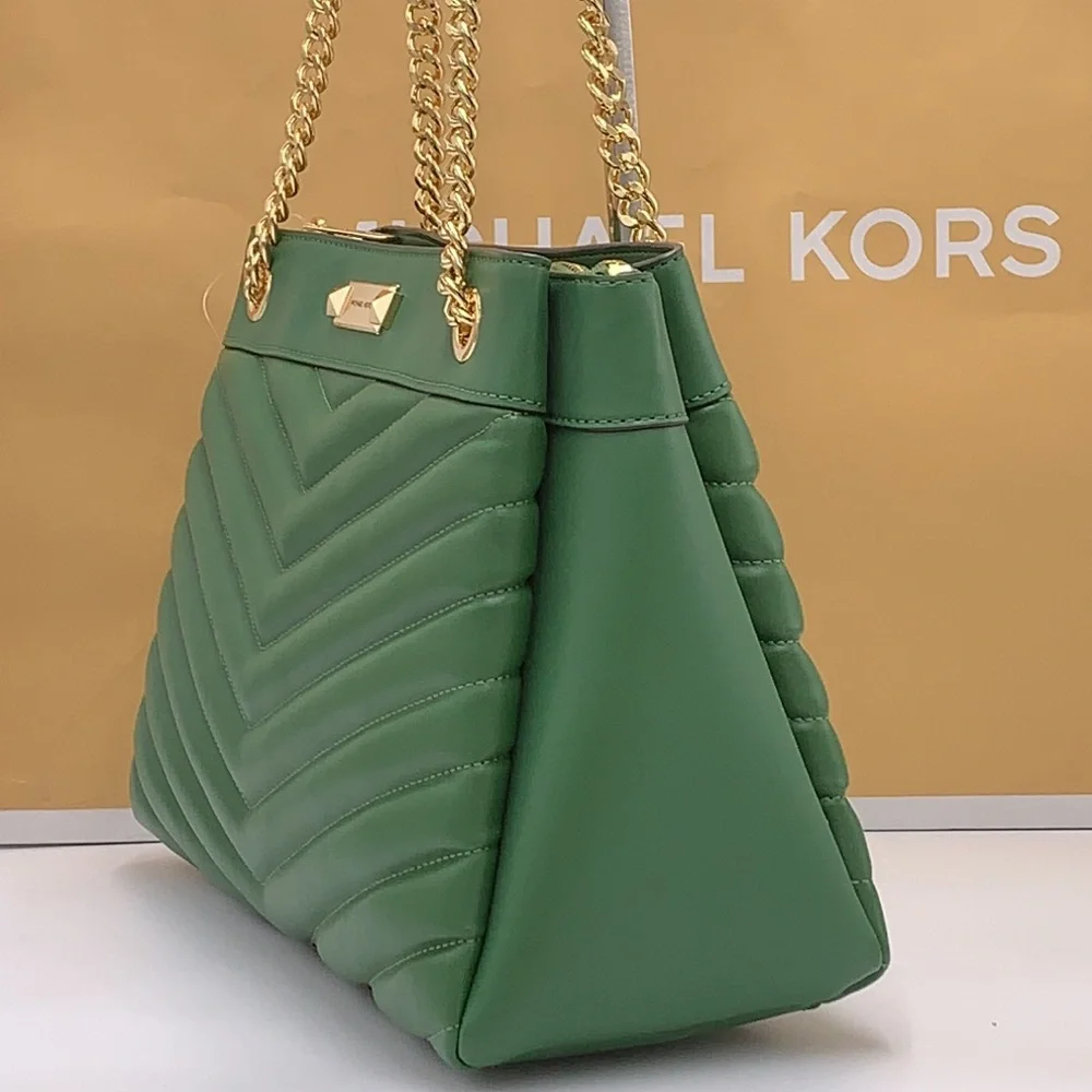 MICHAEL KORS
Whitney Medium Chain Shoulder Quilted Tote Bag Fern Green color - Picture 6 of 16